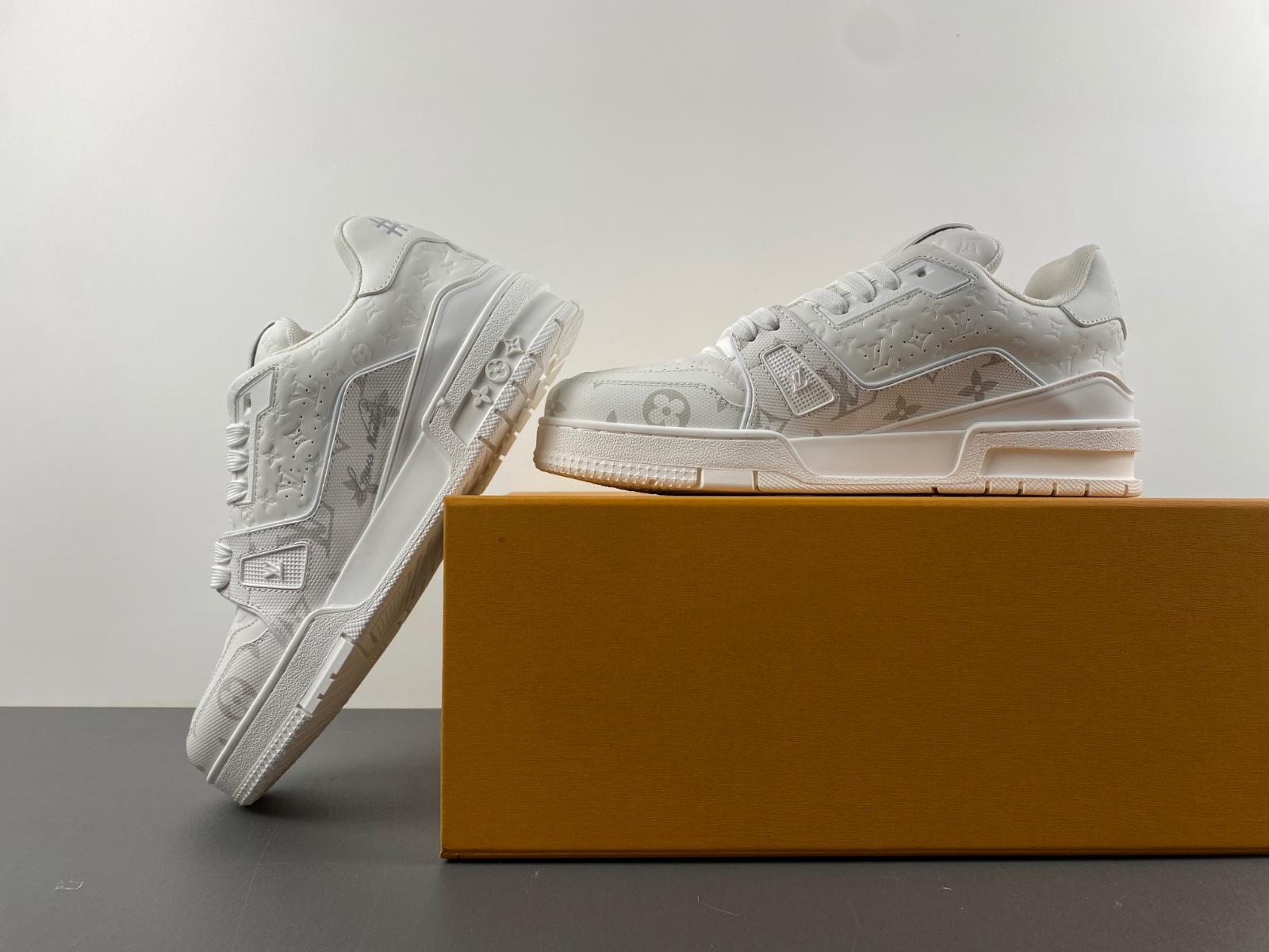 l**is V*t*n lv trainer white