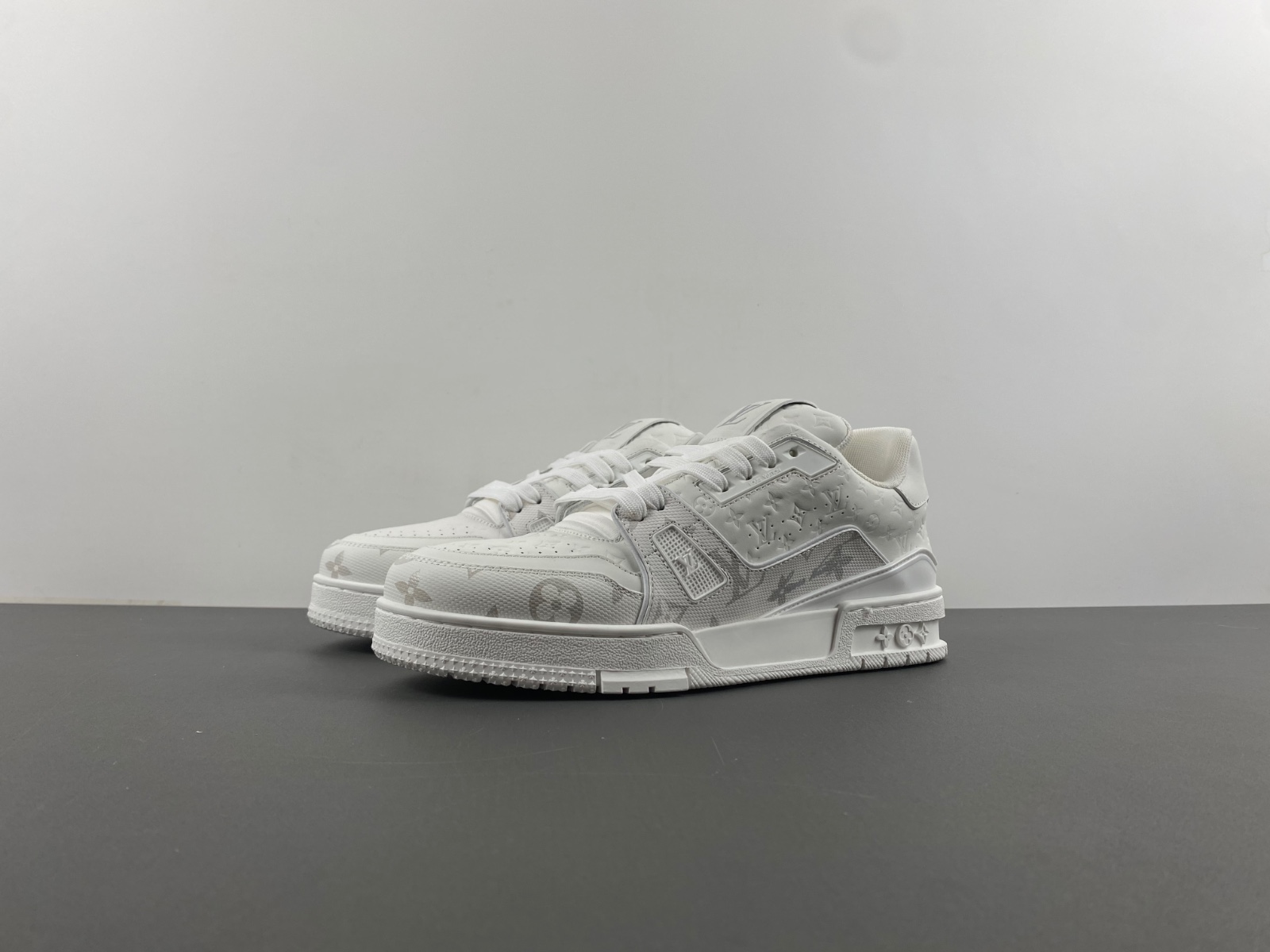 l**is V*t*n lv trainer white
