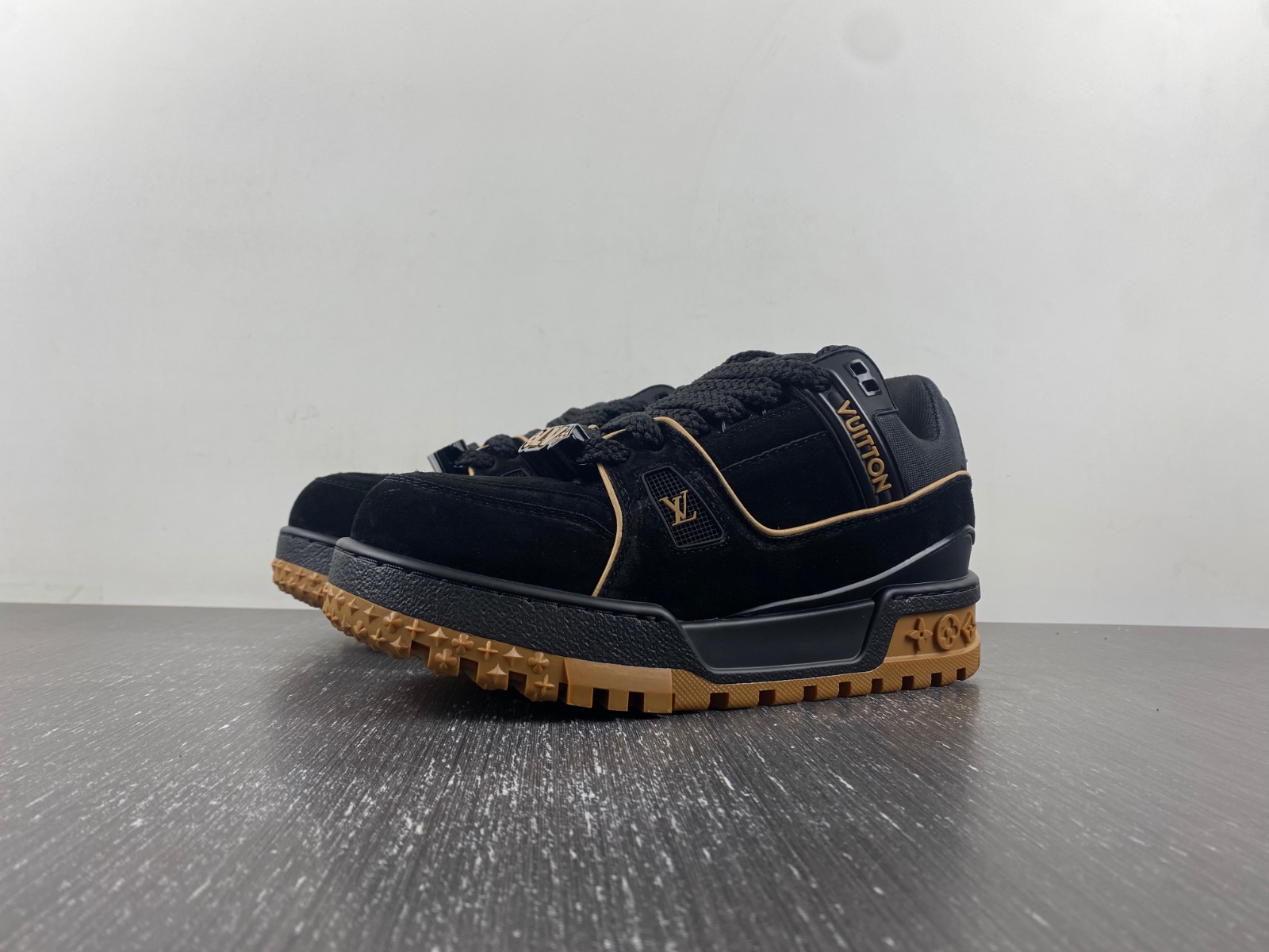 l**is V*t*n lv trainer
