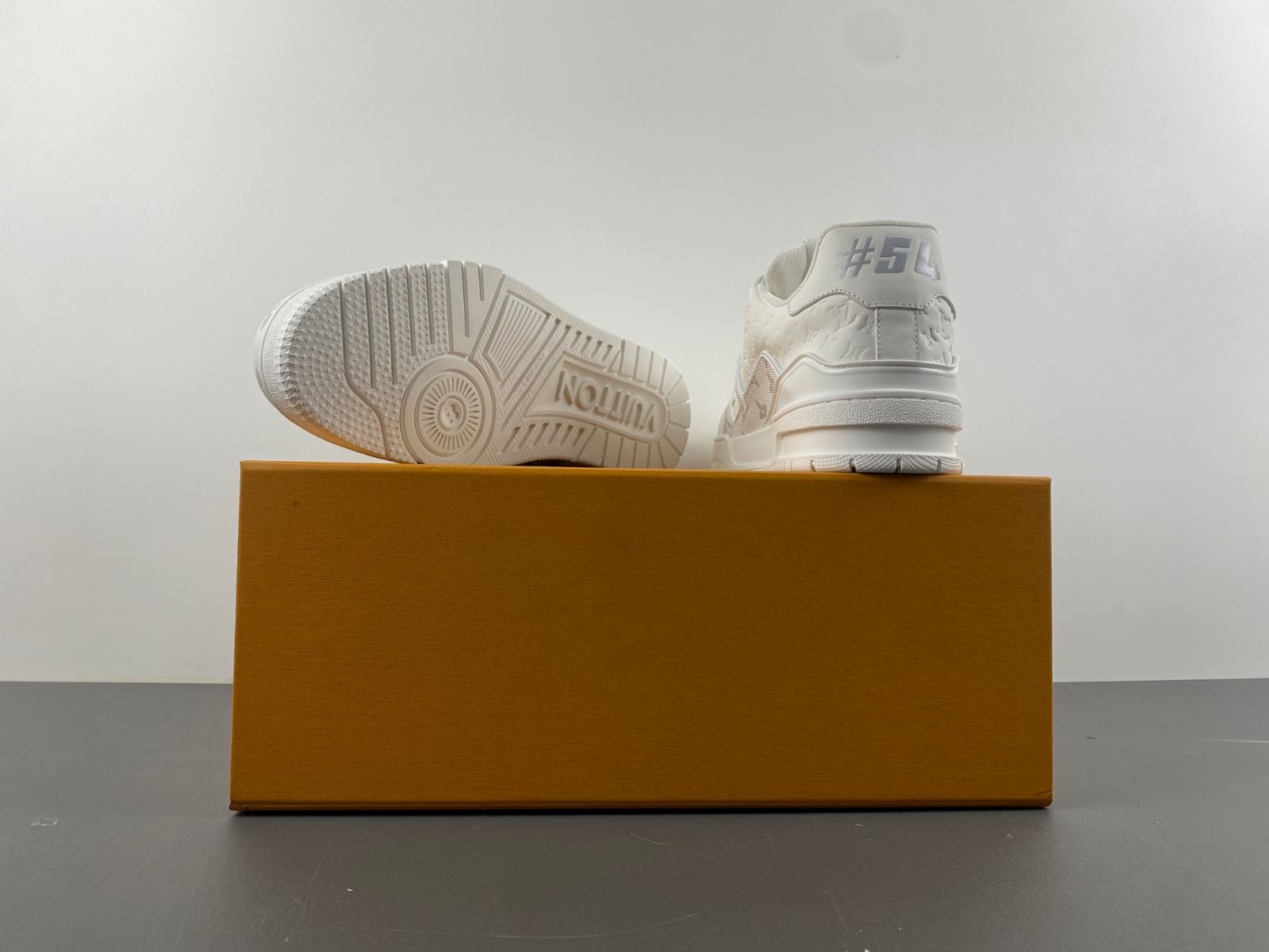 l**is V*t*n lv trainer white