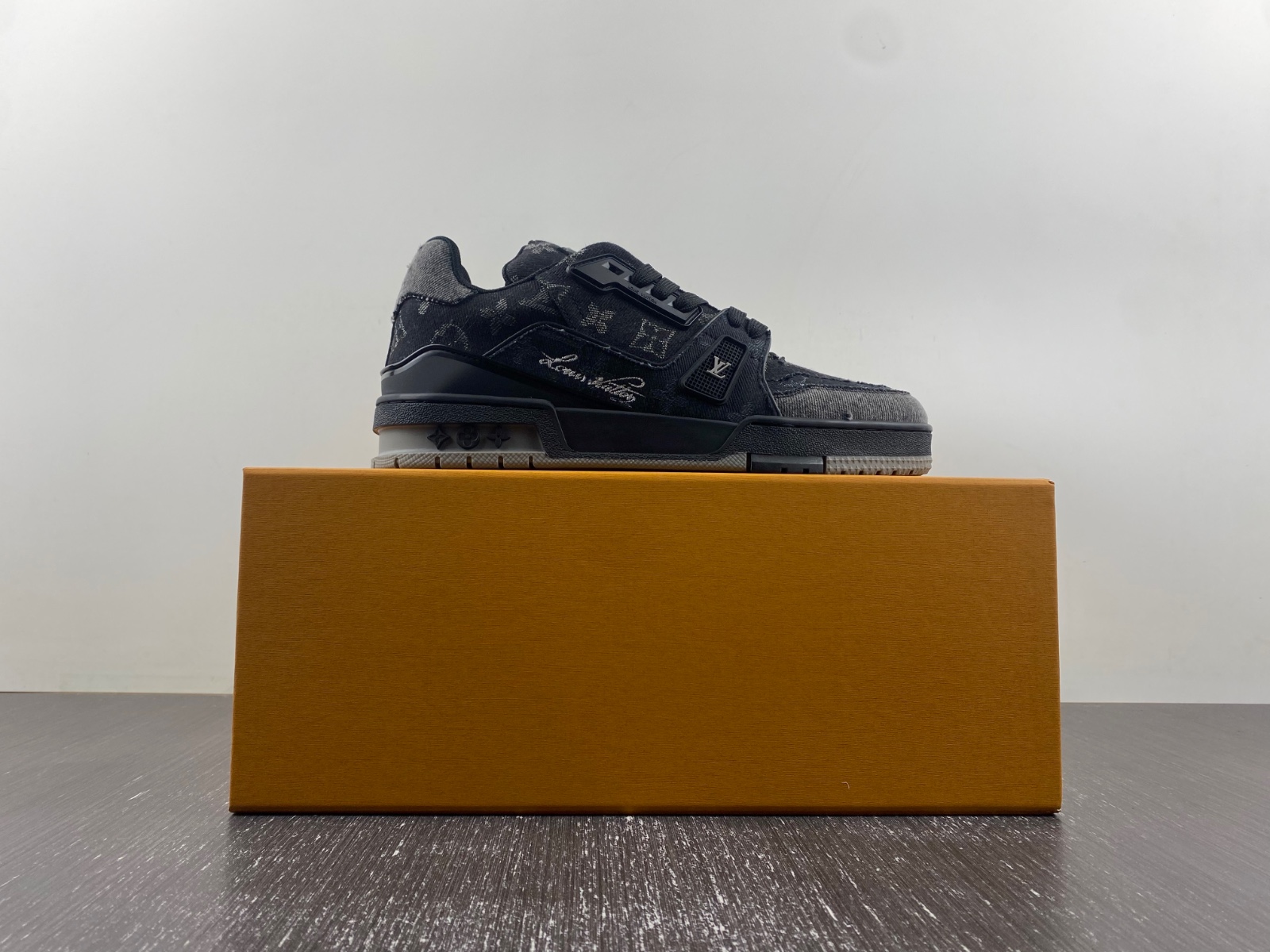l**is V*t*n lv trainer