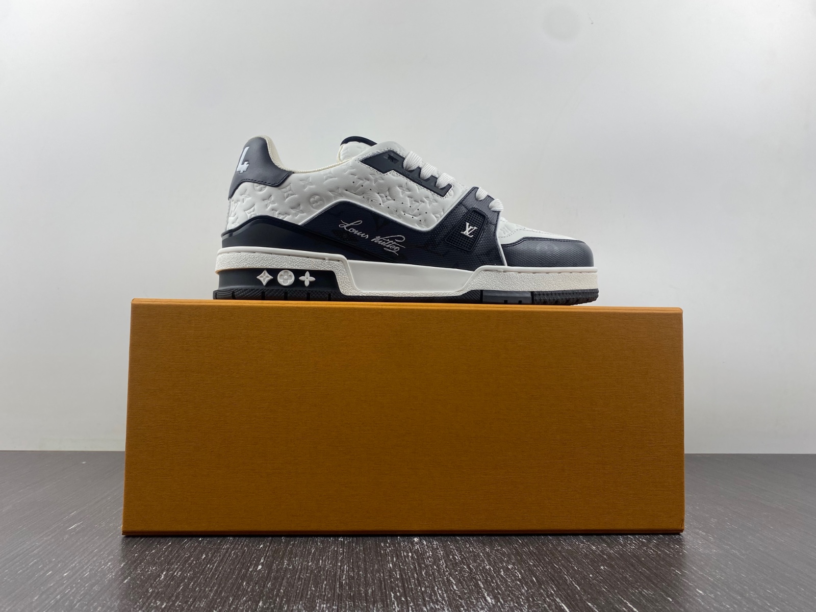 l**is V*t*n lv trainer