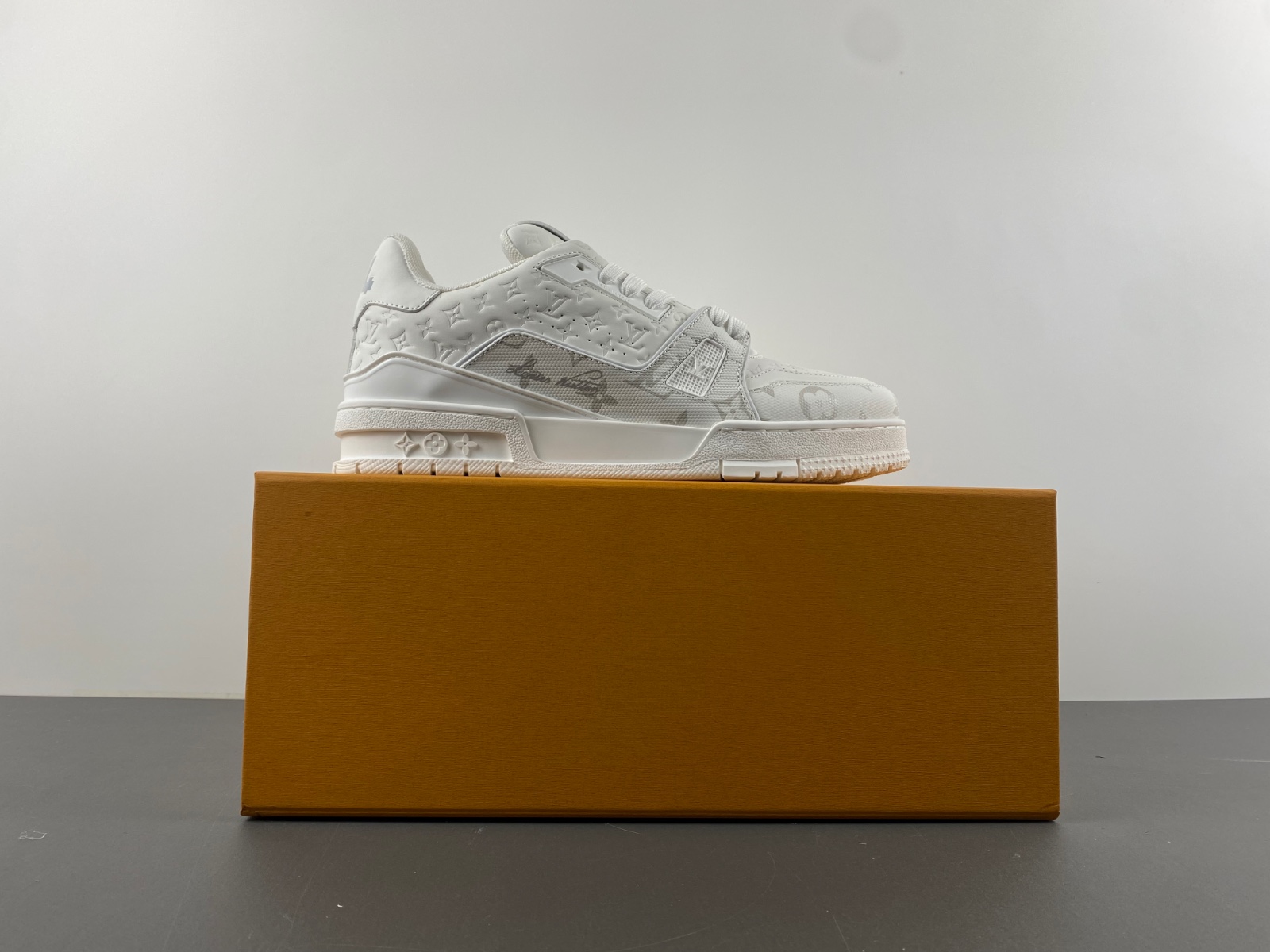 l**is V*t*n lv trainer white